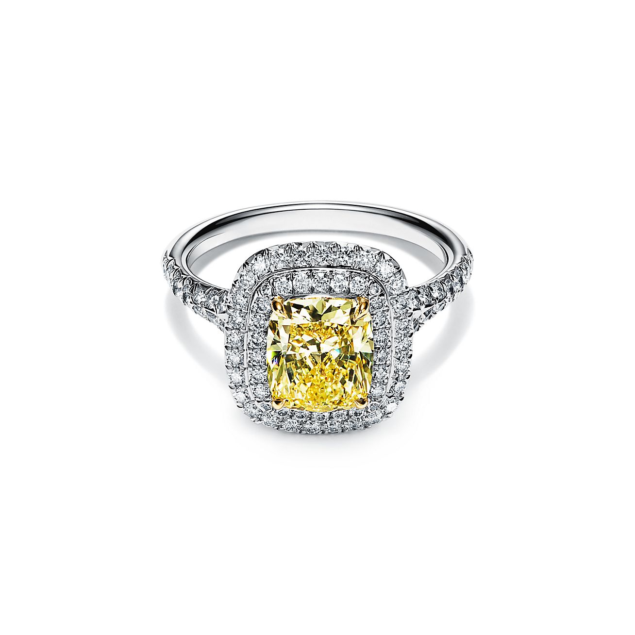 Anillo de compromiso Tiffany Soleste con en platino con doble halo de diamantes talla cojín