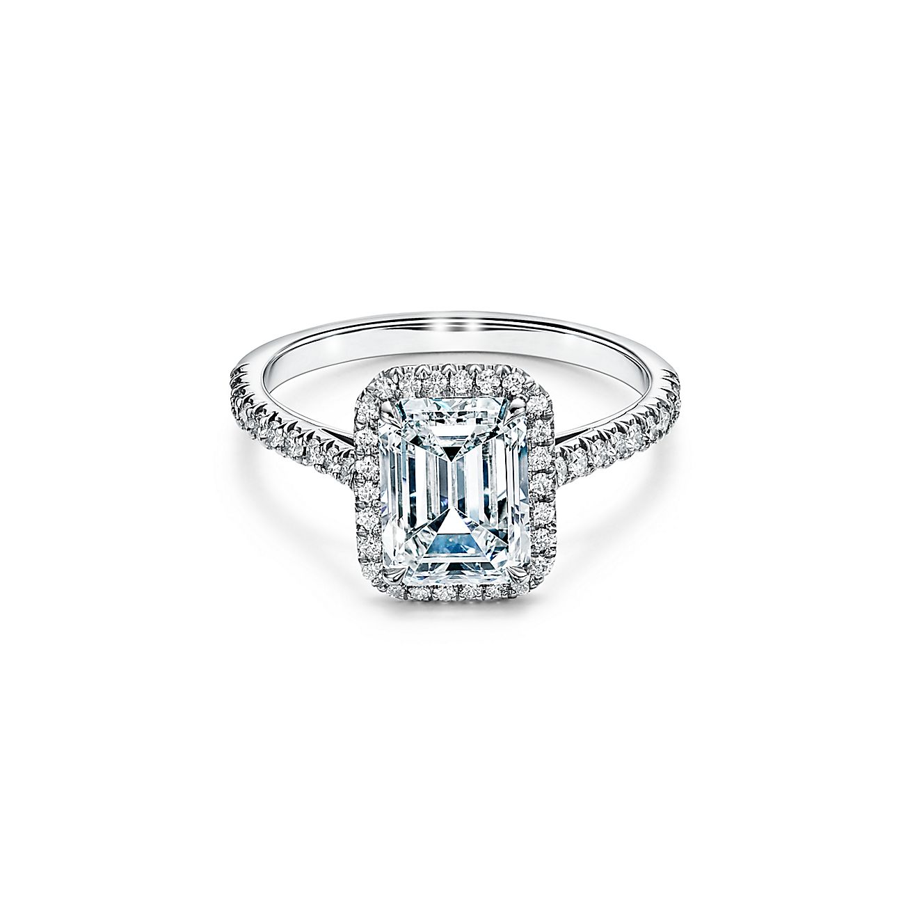 Anillo de Tiffany Soleste, alianza en platino y diamantes esmeralda. | Tiffany Co.