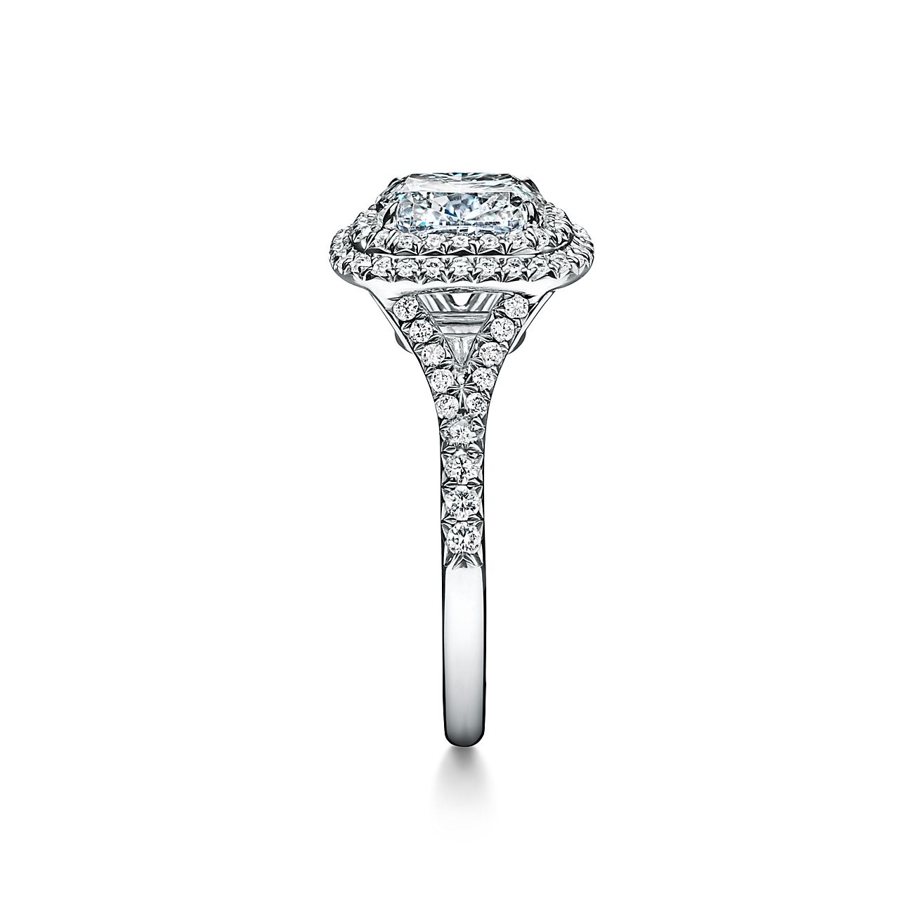 Anillo de compromiso Tiffany Soleste en corte de cojín con aureola doble y  argolla de diamantes en platino
