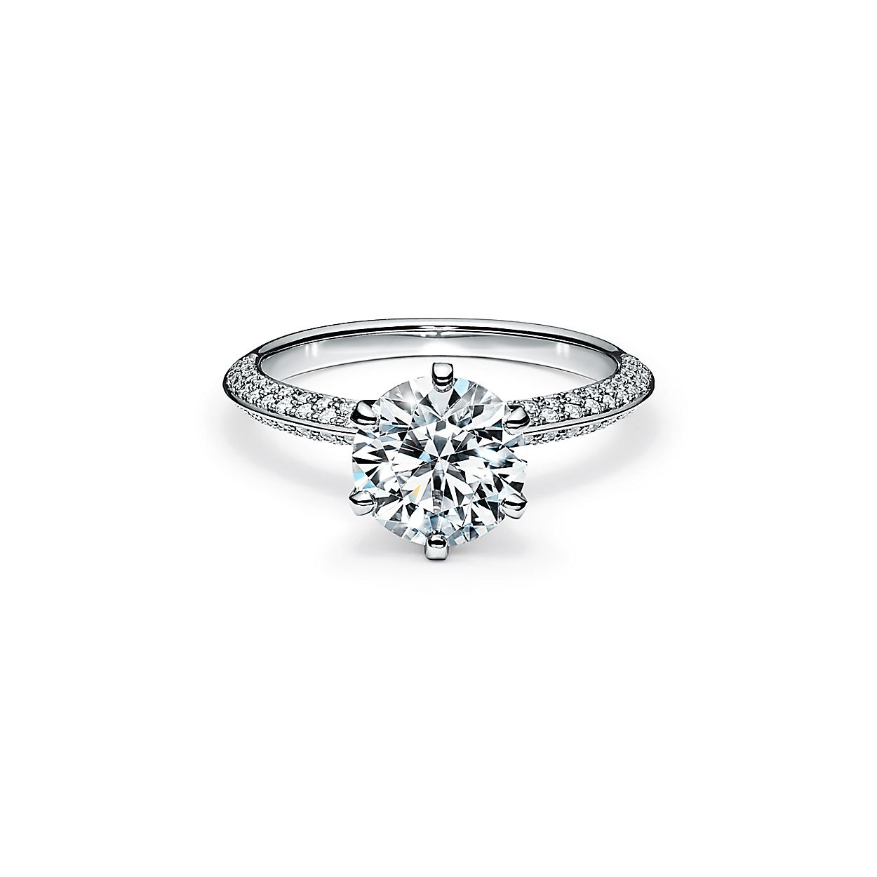 Der Tiffany Setting Verlobungsring Mit Einem Pave Diamantring In Platin