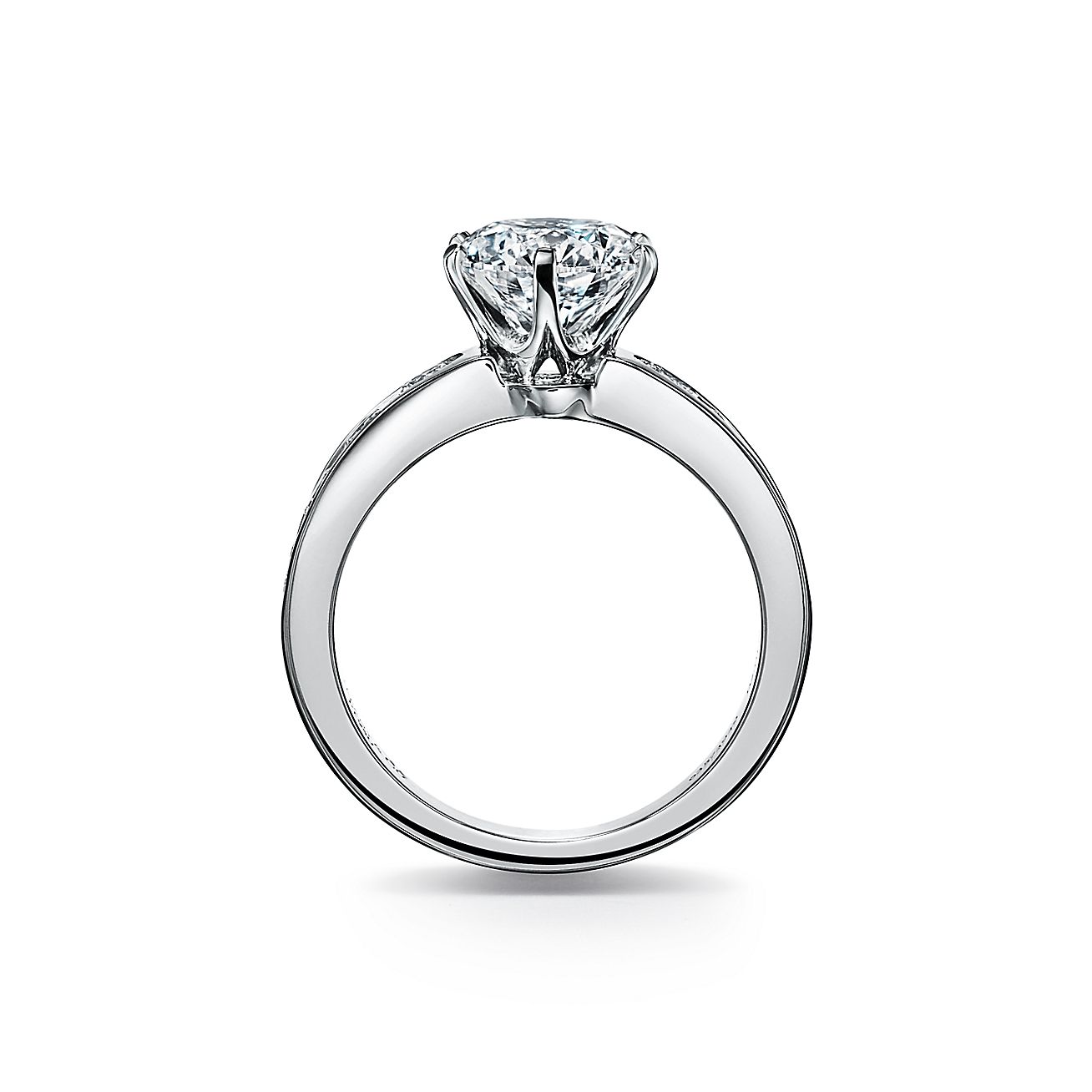 El anillo de compromiso Setting alianza en platino con diamantes engarzados en canal