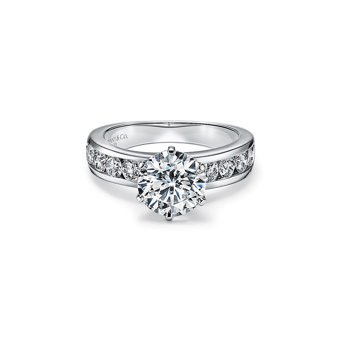 El anillo Tiffany® Setting con alianza platino con diamantes engarzados en canal