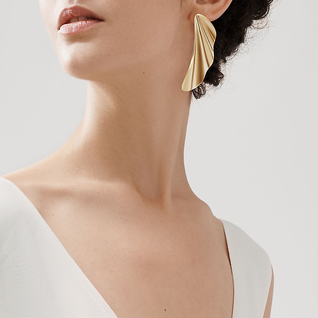 Elsa Peretti® High Tide earrings in 18k gold, small. - Alternate shot 1 - Alternate shot 2 - Modal shot 1