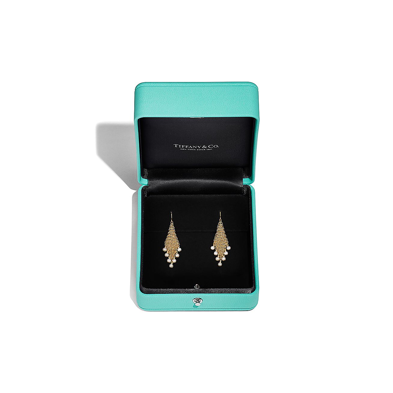 Elsa Peretti® Mesh fringe earrings in 18k gold with freshwater pearls. - Alternate shot 1 - Alternate shot 2 - Alternate shot 3
