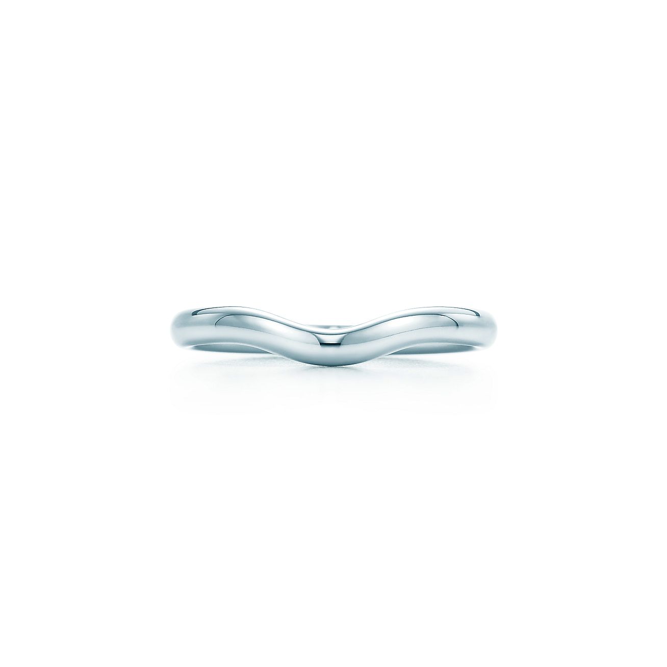 Elsa Peretti™ curved band ring in platinum, 2 mm wide. | Tiffany & Co.