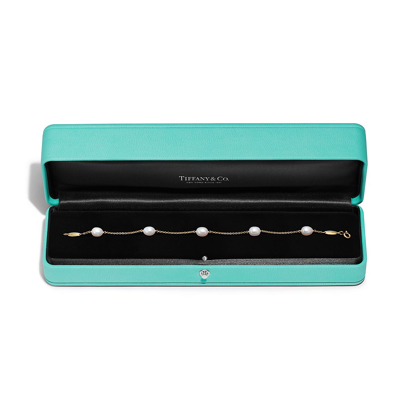 Elsa Peretti® Pearls by the Yard™ bracelet in 18k gold. | Tiffany