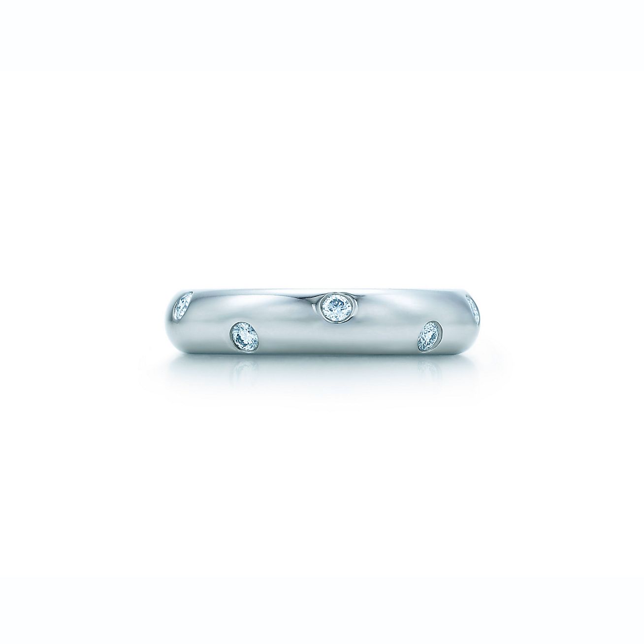 Etoile band ring with diamonds in platinum.