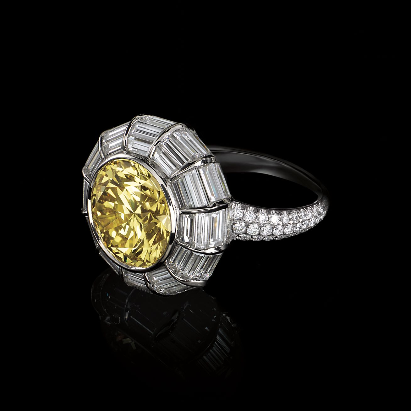 Ring in platinum with a 5.67-carat Fancy Vivid Yellow diamond 