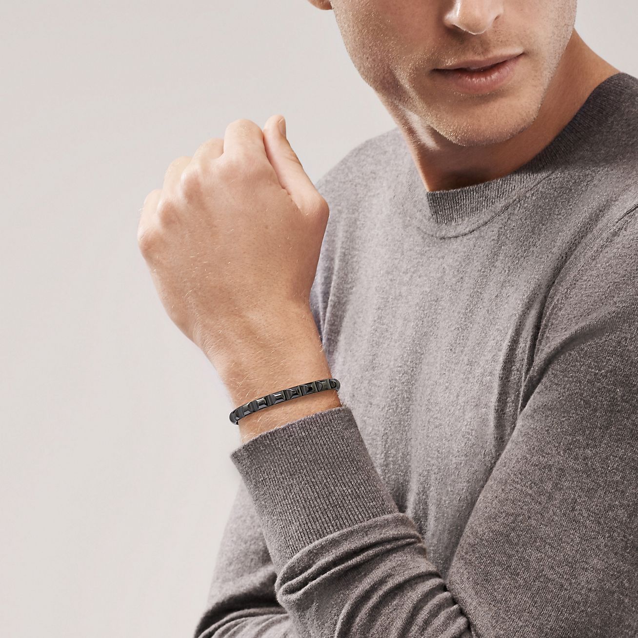 【Tiffany & Co】Paloma's Groove Narrow カフ Paloma's Groove narrow cuff in titanium, medium. | Tiffany