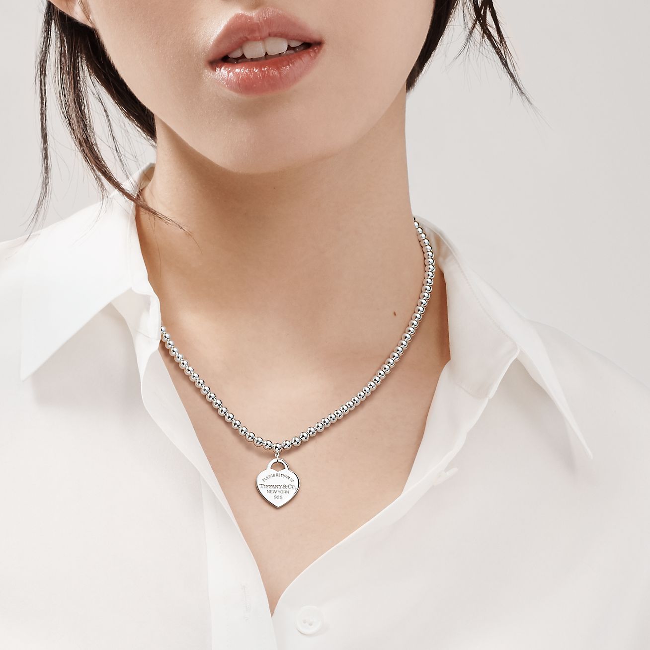 Be cinema Optimal Berloque de coração pequeno em prata de lei em um colar de contas. |  Tiffany & Co.