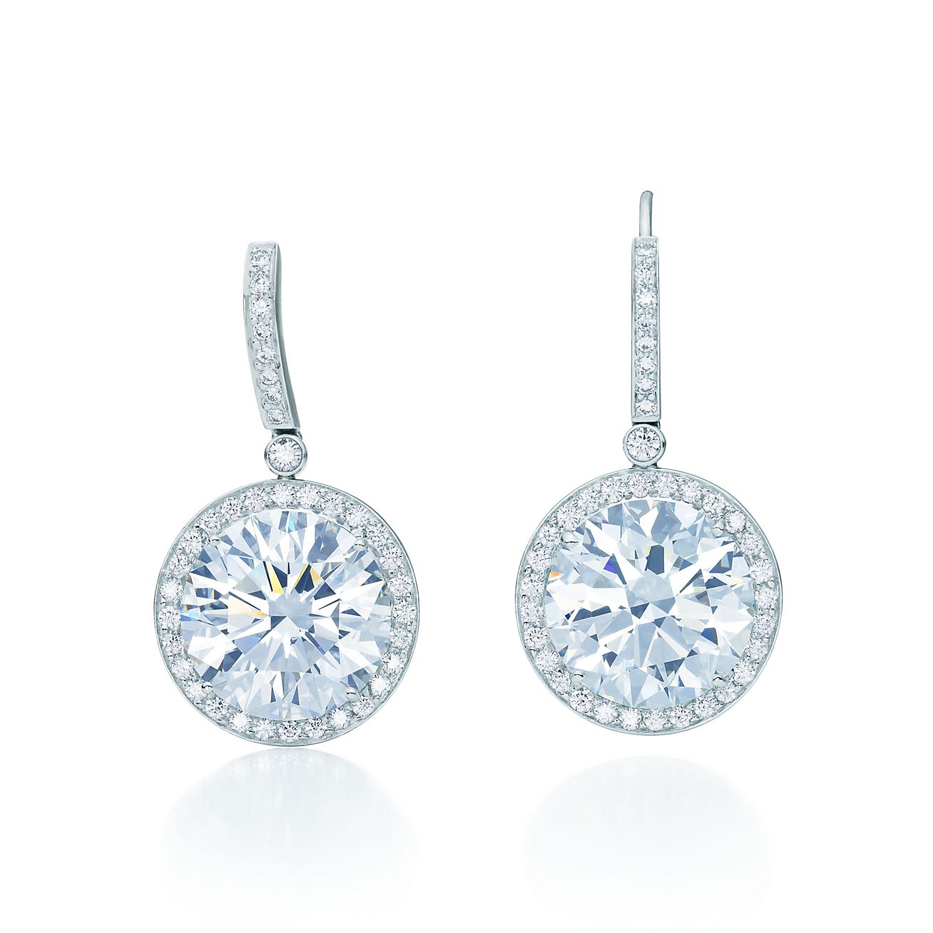 Earrings of round brilliant diamonds in 