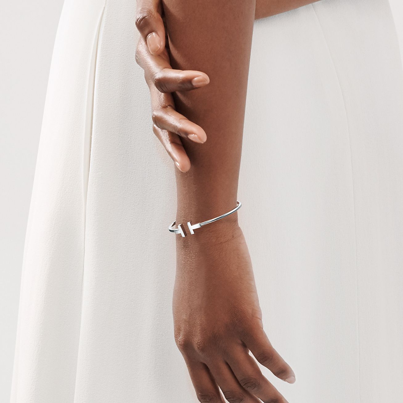 ティファニー T ワイヤー ブレスレット ホワイトゴールド | Tiffany & Co.