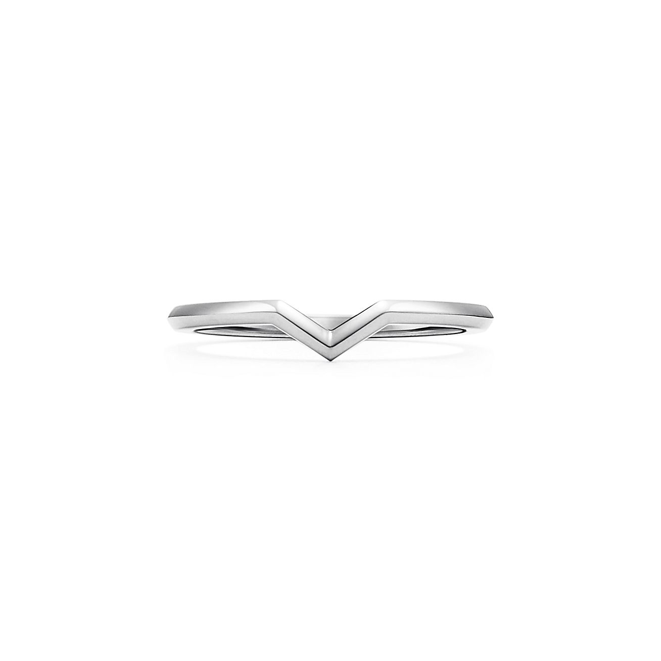 Chemicaliën George Eliot krant The Tiffany® Setting V band ring in platinum, 1.7 mm wide. | Tiffany & Co.