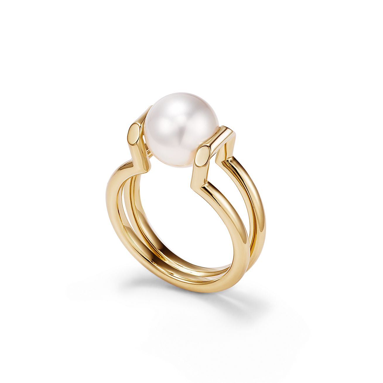 Tiffany HardWear South Sea pearl ring in 18k gold. | Tiffany & Co.