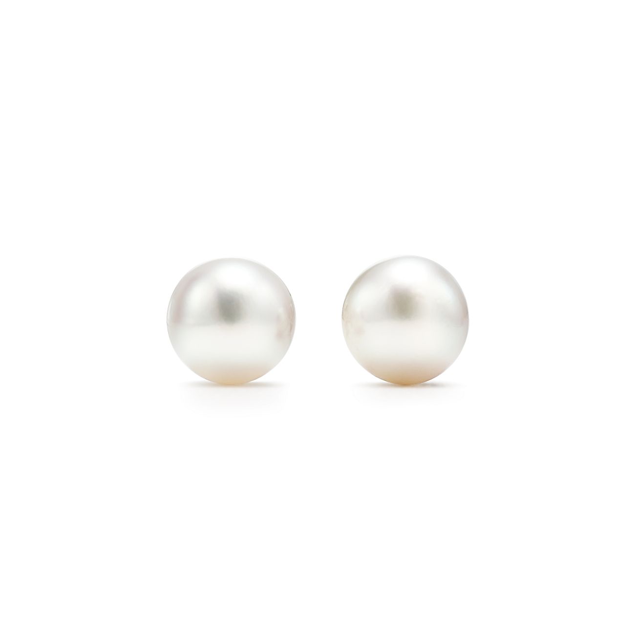 Tiffany Signature® PearlsBoucles d’oreilles
en or blanc 18 carats. 6-6,5 mm.