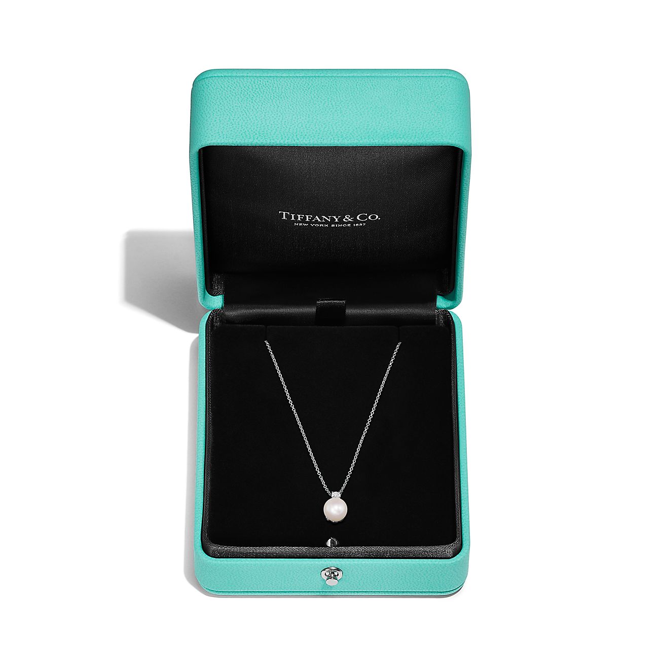 Tiffany Signature® Pearls pendant in 18k white gold with a Tiffany Signature® Pearls pendant in 18k white gold with a