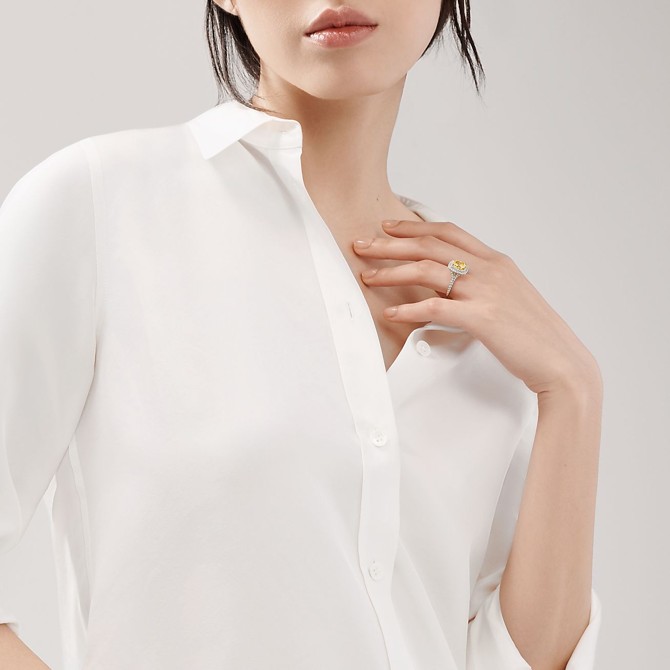 Tiffany Soleste 鉑金鑲枕形切割黃鑽光環訂婚戒指 - Modal shot 3