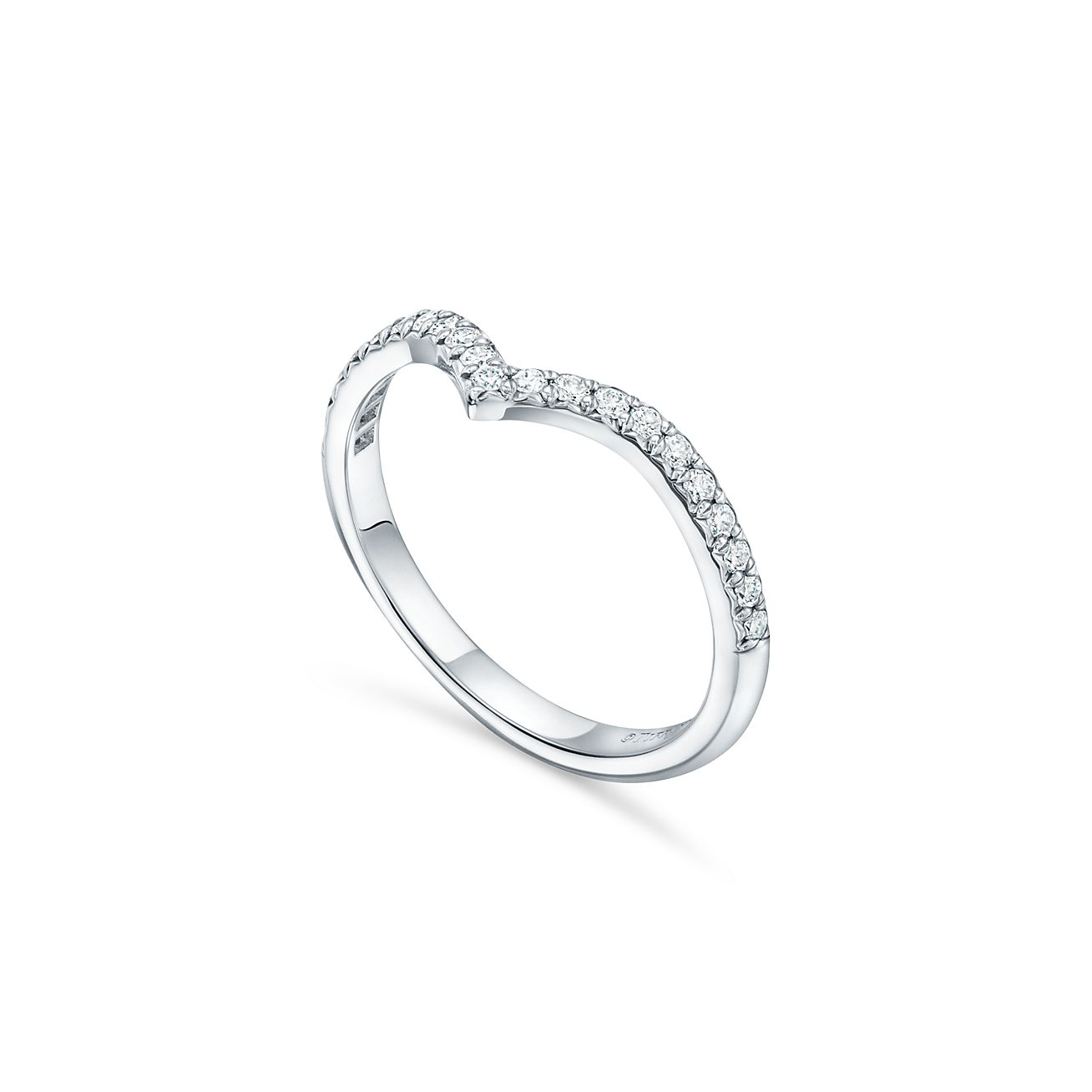 Anillo V de Tiffany Soleste en platino con diamantes. Tiffany Co