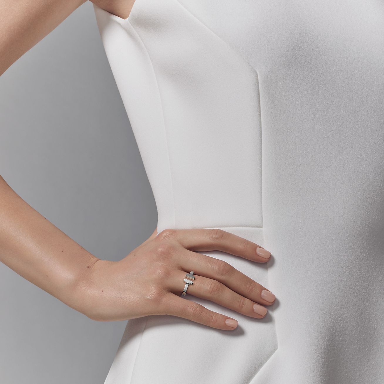 Кольцо Tiffany T Square из белого 