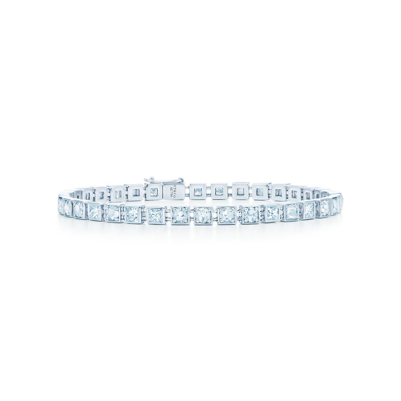 diamond line bracelet in 18k white gold 
