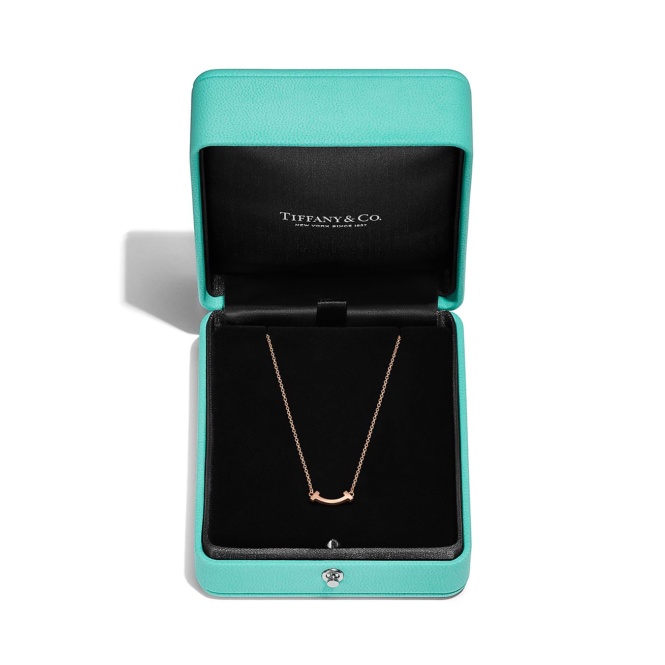 Tiffany & Co.　スマイルtネックレス ミニ ローズゴールド Tiffany T Smile Pendant in Rose Gold, Small | Tiffany & Co. US