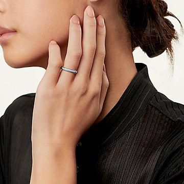 ティファニー トゥギャザー ミルグレイン バンド リング プラチナ、幅 4MM | Tiffany & Co.