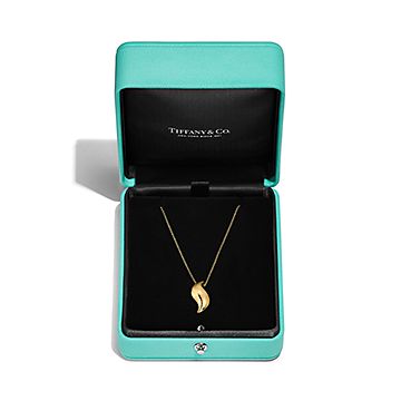 エルサ・ペレッティ™ フェザー ペンダント イエローゴールド | Tiffany