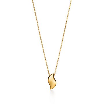 エルサ・ペレッティ™ フェザー ペンダント イエローゴールド | Tiffany