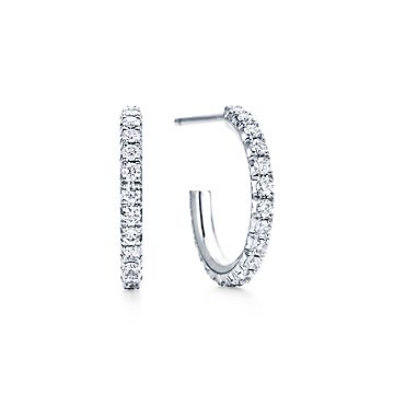 ティファニー メトロ フープ ピアス（スモール）ダイヤモンド 18Kホワイトゴールド | Tiffany u0026 Co.