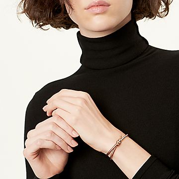 ティファニー ノット ダブル ロウ ヒンジ バングル ローズゴールド | Tiffany & Co.