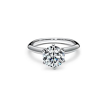 Tiffany® en platino, el anillo de compromiso más icónico del mundo. Tiffany & Co.