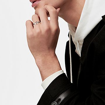 ティファニー T ワイヤー リング 18K ホワイトゴールド | Tiffany & Co.