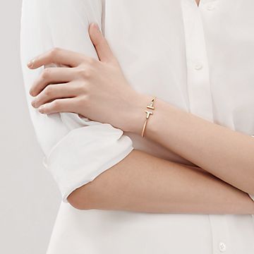 ティファニー T ワイヤー ブレスレット マザーオブパール イエローゴールド | Tiffany & Co.