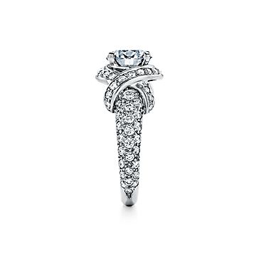 Round Brilliant Engagement Ring with a 