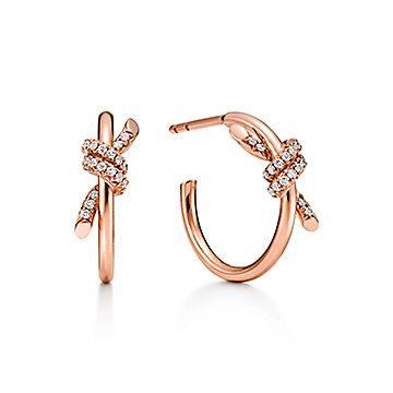 Tiffany & Co. Knot ピアス Tiffany Knot Hoop Earrings in Rose Gold with Diamonds | Tiffany