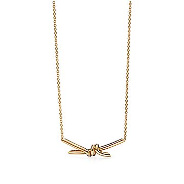 Tiffany & Co. 18k Yellow Gold Horse Shoe Pendant & Chain Necklace | Shoe  pendant, Horse jewelry, Horse necklace