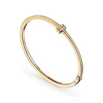 Tiffany T diamond hinged wire bangle in 18k gold, large. | Tiffany & Co.