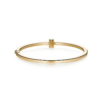 Tiffany T diamond hinged wire bangle in 18k gold, large. | Tiffany & Co.