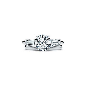 Diamond ring with baguettes on deals side