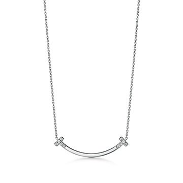 【Tiffany & Co】T スマイル スモール ペンダント 18K WHITEGOLD Tiffany T Smile Pendant in White Gold, Small | Tiffany & Co. US