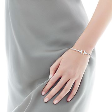 Tiffany T Narrow Wire Bracelet in 18K Gold, Medium