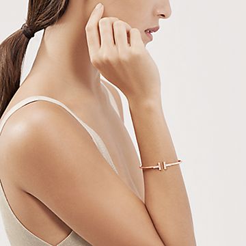 Tiffany T diamond hinged wire bangle in 18k gold, medium. | Tiffany & Co.