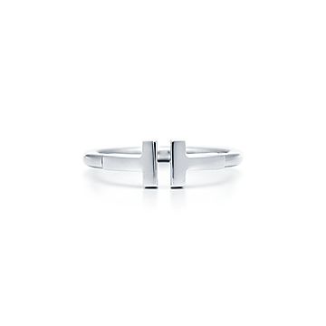 Tiffany T wire ring in 18k white gold.| Tiffany & Co.