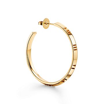 アトラス X フープ ピアス(ラージ)イエローゴールド | Tiffany & Co.