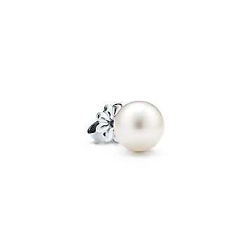 Earrings in sterling silver with freshwater cultured pearls, for