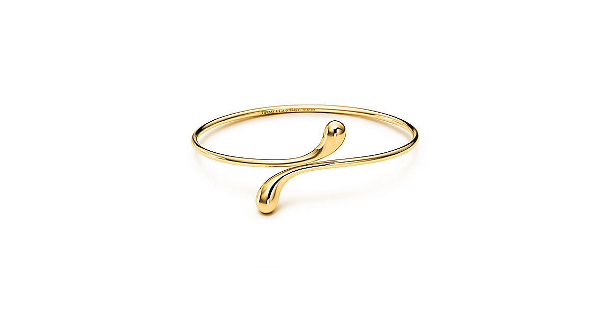 Elsa Peretti® Elongated Teardrop bangle in 18k gold, small. | Tiffany & Co.