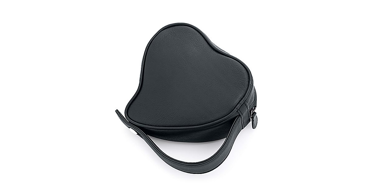 Elsa Peretti® Heart makeup bag in black leather. | Tiffany & Co.