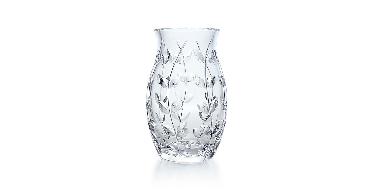 Floral Vine tulip vase in handcut crystal. Tiffany & Co.