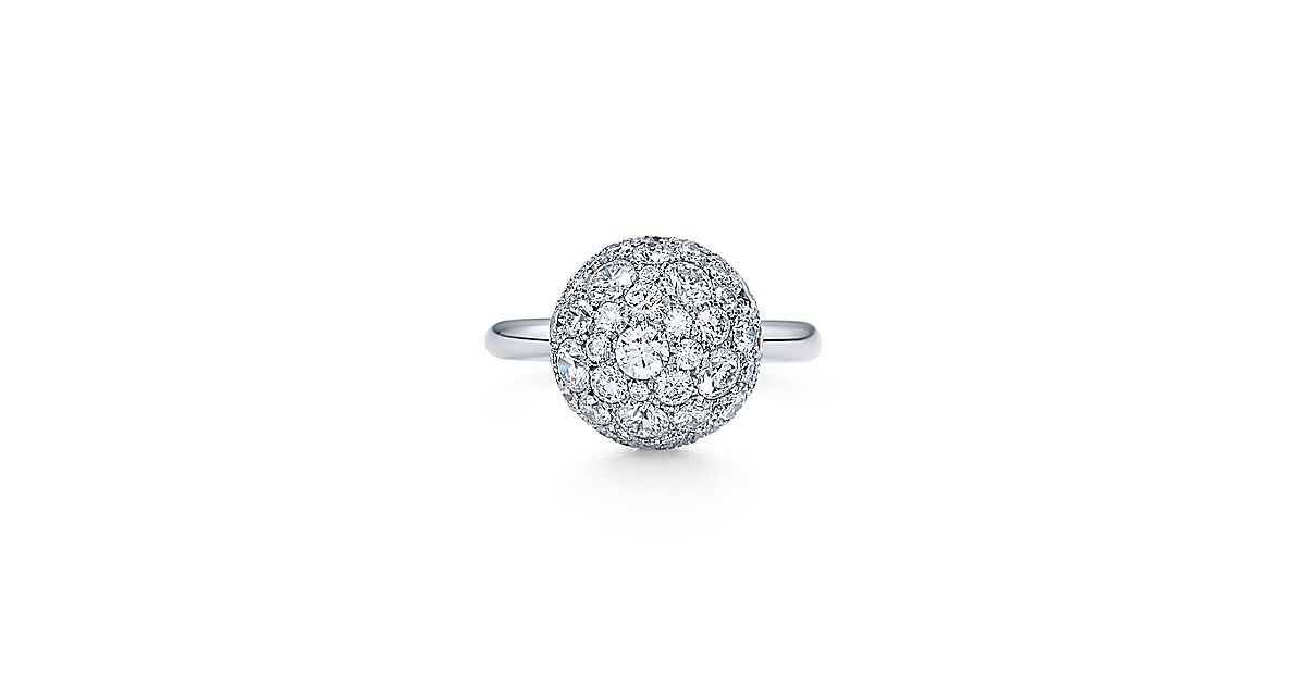 Tiffany HardWear ball ring in 18k white gold with diamonds. Tiffany & Co.