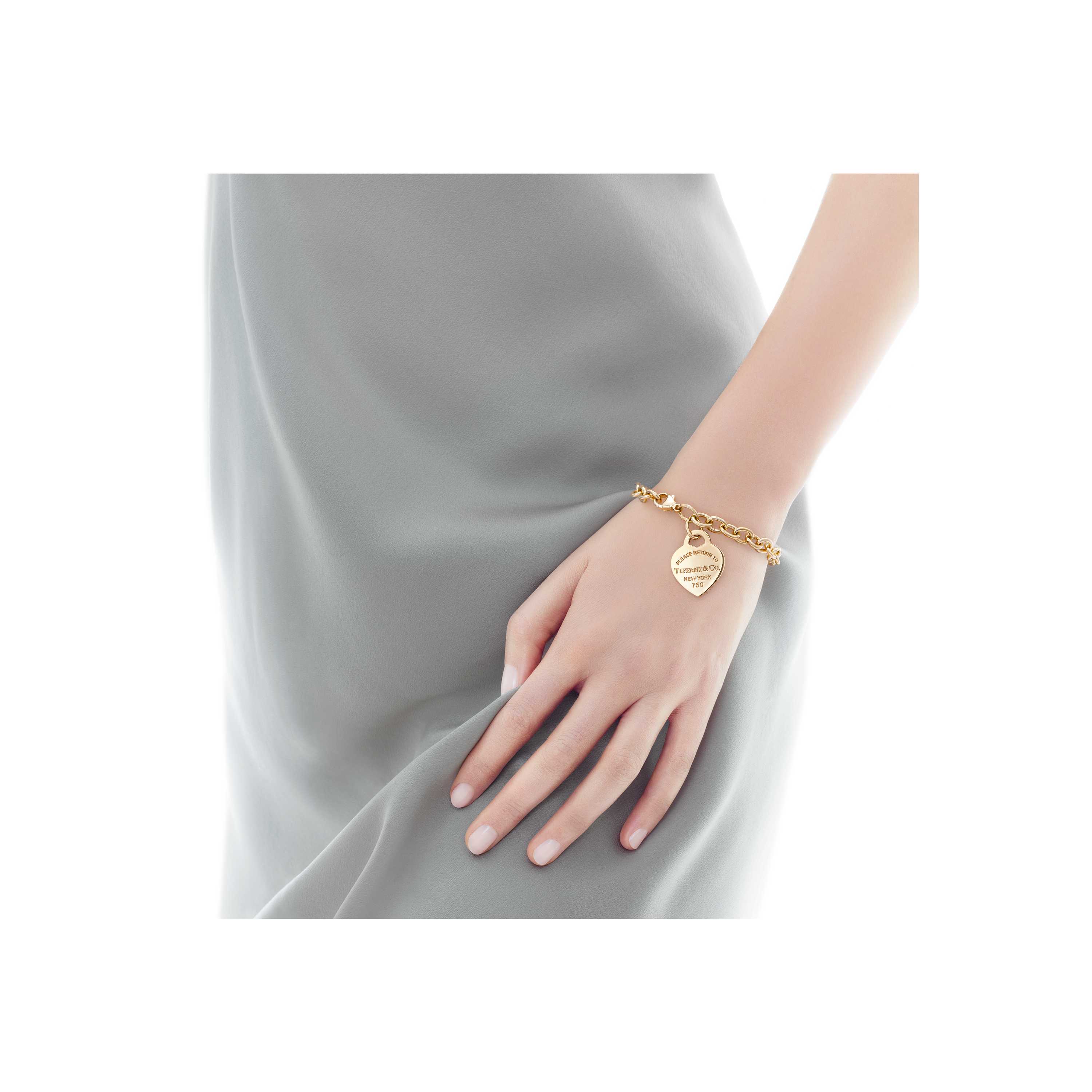 Return To Tiffany Medium Heart Tag In 18k Gold On A Bracelet Return To Tiffany Heart Tag Bracelet Model Shot 1